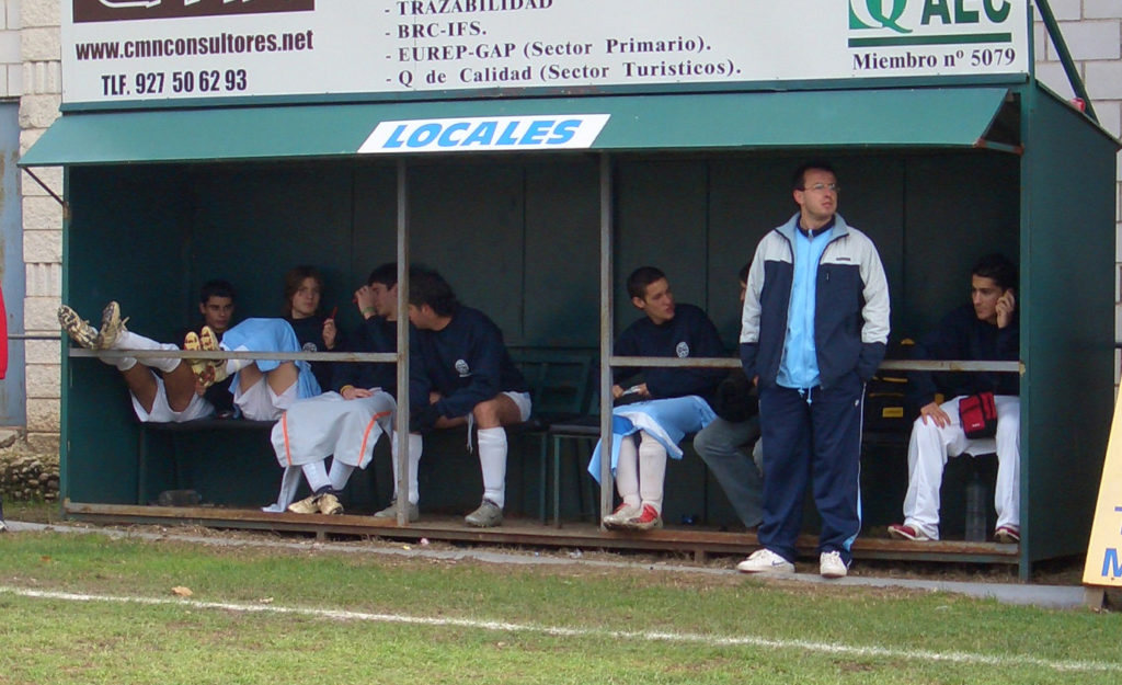 Alberto Urquía en el banquillo del juvenil CD Coria temporada 2005/2006